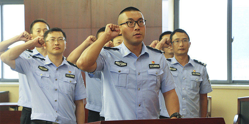 龙潭监狱举行科级警官任职宪法宣誓仪式