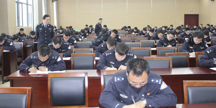 丁山监狱组织民警开展《民警一日值勤规范》考核测试